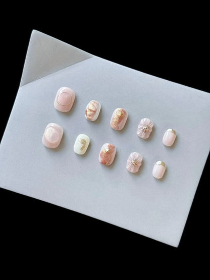 Künstlerisches Press-On-Nagelset mit dekorativen floralen Akzenten