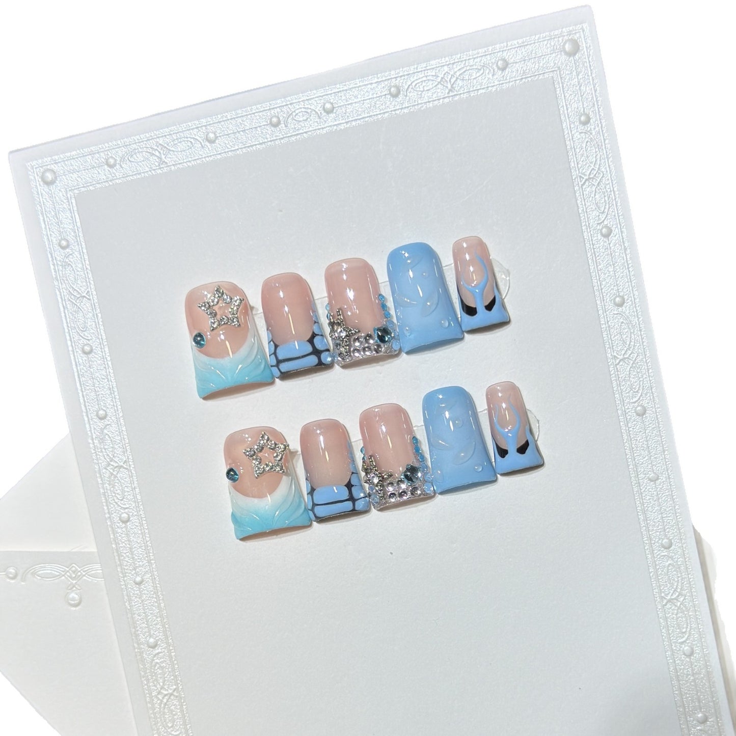 Dekoratives Press-On Nagelkunstset mit vom Ozean inspiriertem Design Brehn