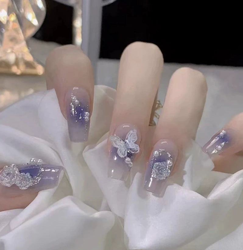 Elegantes Nageldesign mit Perlenverzierung Brehn
