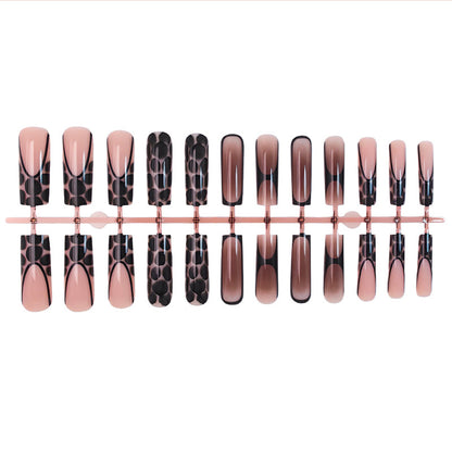 Kunstnagelset mit eleganten Dekoren und modernem Design Brehn