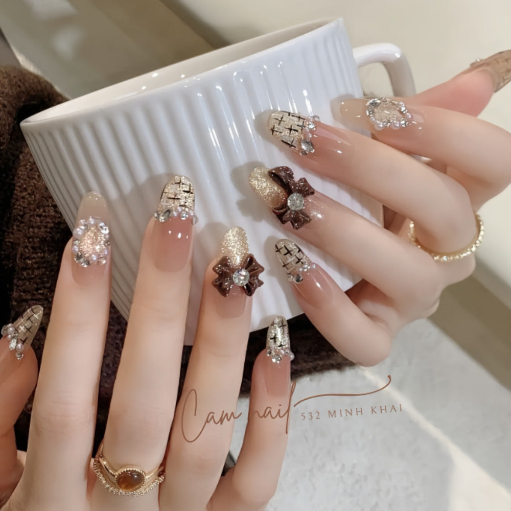 Künstlerisches Press-On-Nagel-Set mit floralen und Edelsteinakzenten Brehn