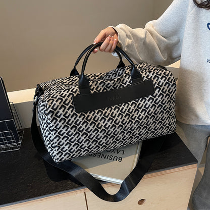 Sportliche Duffel-Tasche Mit Strapazierfähigem Material Und Praktischen Fächern Brehn
