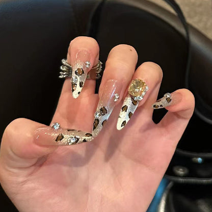 Stylische Press-On-Nageltips mit Leopardendesign Brehn