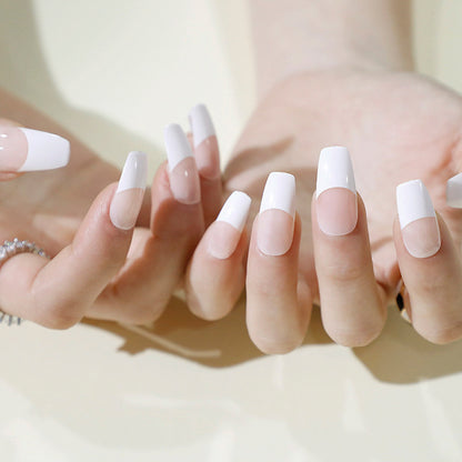 Kunstvolle Nagelverlängerungen mit elegantem Blattmuster Brehn