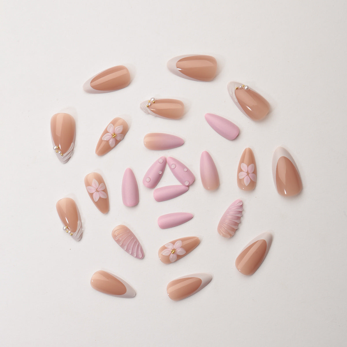 Kreatives Kunstnagelset mit floralem und schimmerndem Design Brehn