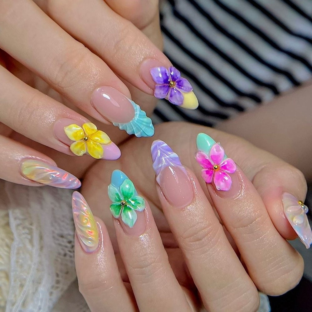 Kunstvoller Nagelspitzen Set mit Blattakzenten Brehn