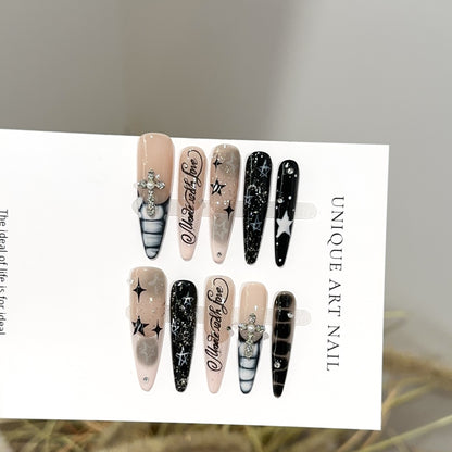 Künstlerische Stiletto Press-On Nagelset mit dekorativen Akzenten