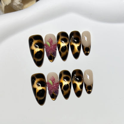 Künstlerische Stiletto-Nagelspitzen mit Blumenmuster Brehn