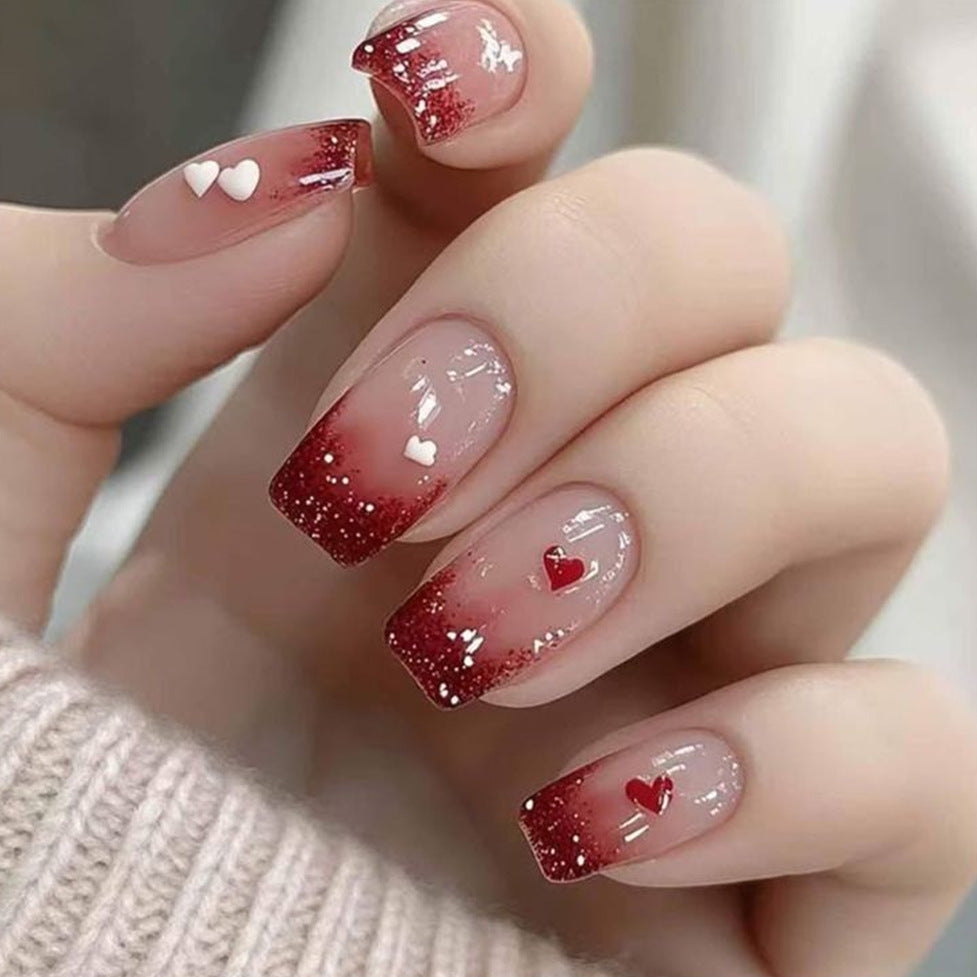 Romantische Nagelkunst mit Herzmotiven Brehn