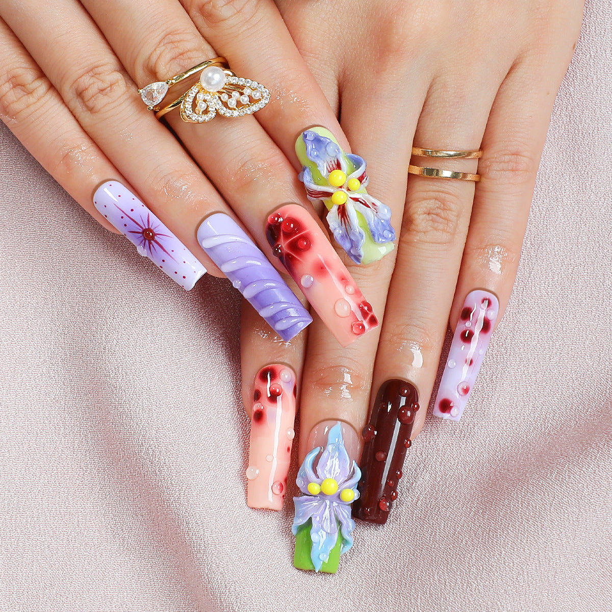 Kreatives Kunstnagelset mit elegantem Floral-Design und Glitzerakzenten Brehn