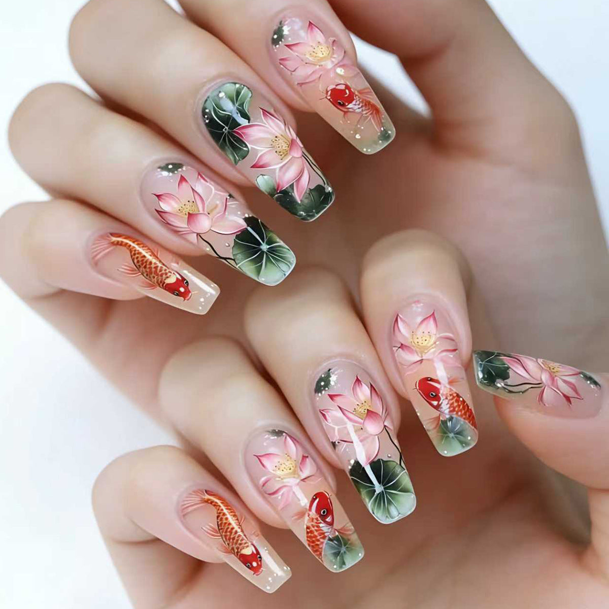 Kunstnägel mit Floralen Lotusselementen und Koi-Muster Brehn