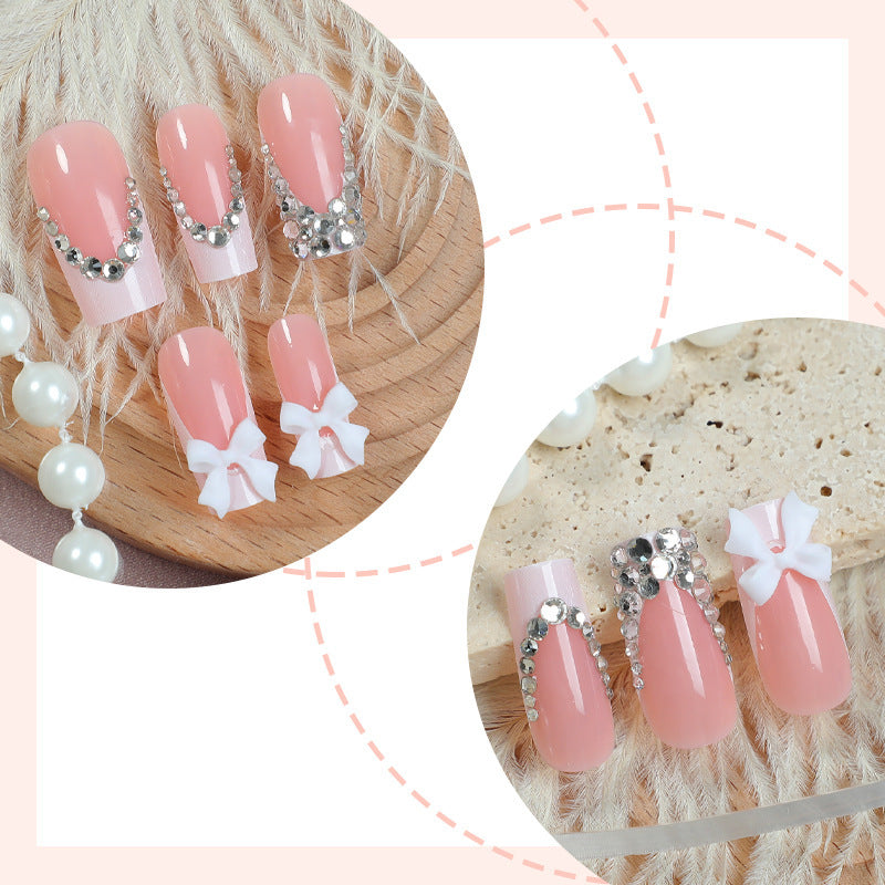 Kunstnagelset mit Glitzerakzenten und dekorativen Schleifen Brehn