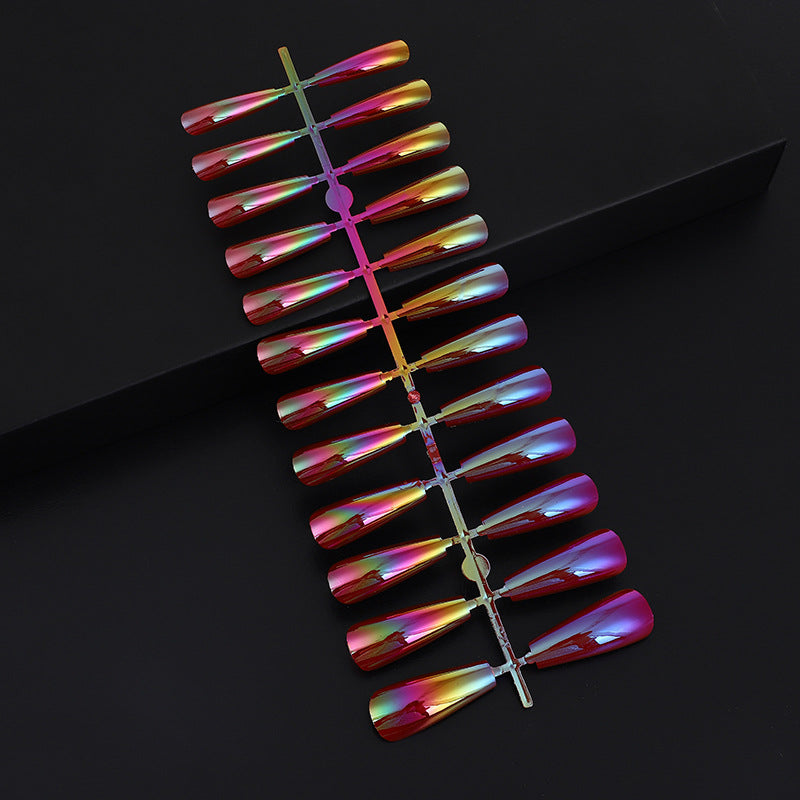 Kunstnägel im modernen holografischen Design Brehn