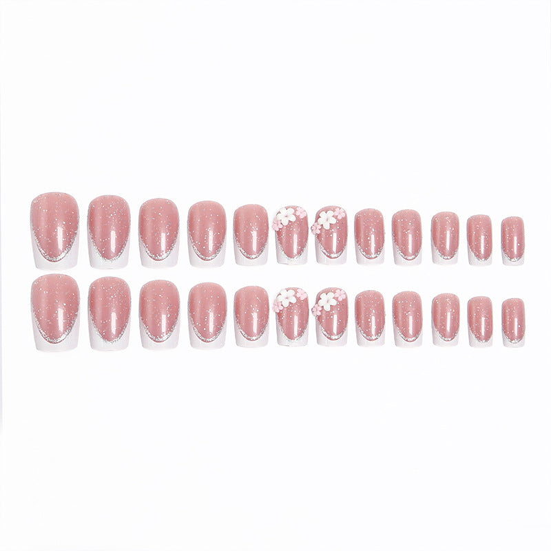 Kunstnagelset mit elegantem French-Tipp und filigranen Blütenverzierungen Brehn
