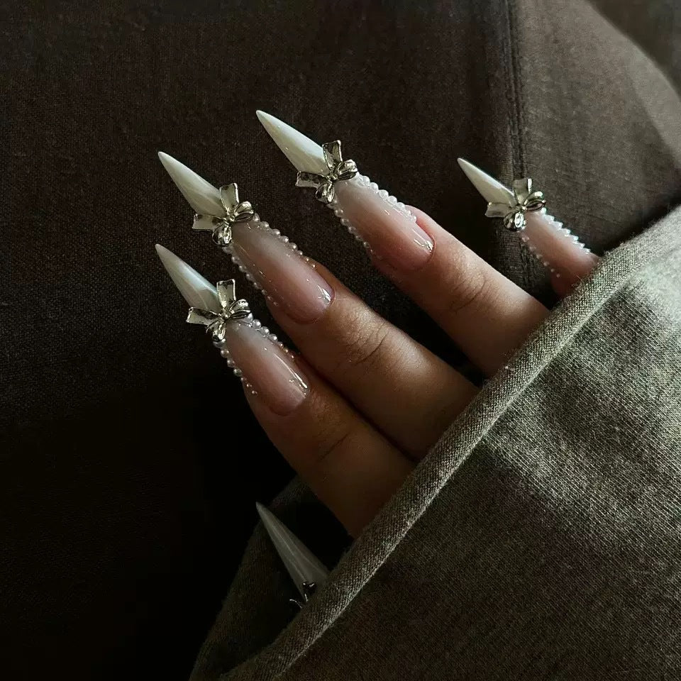 Elegantes Kunstnagelset mit 3D-Rhinestone-Details und spitzen Akzenten Brehn