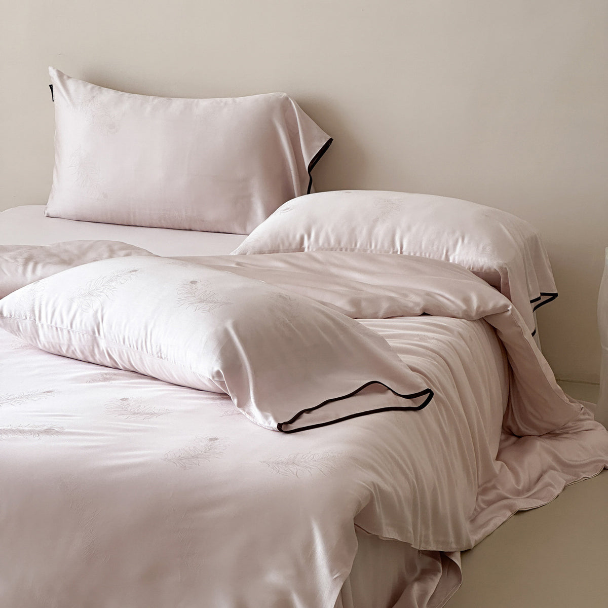 Premium-Baumwollsatin-Bettgarnitur mit seidig-mattem Finish, Kontrastpaspel und extraweichen Kissenbezügen