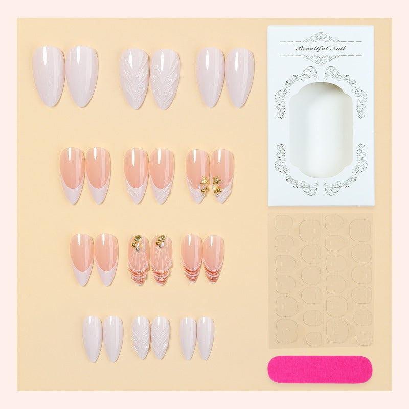 Kunstnagelset mit eleganten und floralen Verzierungen Brehn
