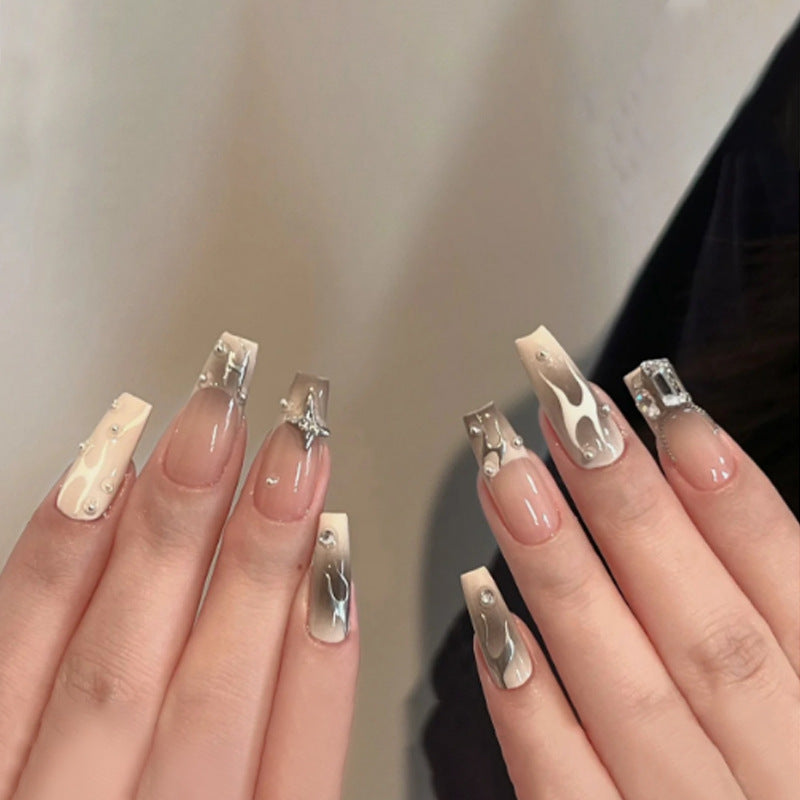 Kunstvolle Nagelverlängerungen mit trendigem Glanz- und Design Brehn