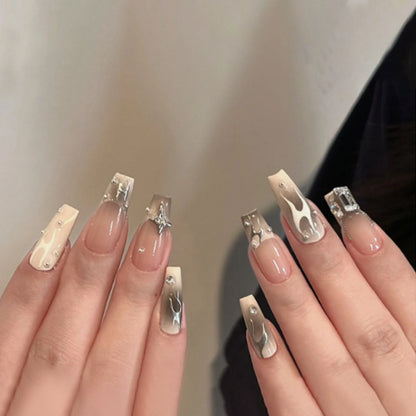 Kunstvolle Nagelverlängerungen mit trendigem Glanz- und Design Brehn