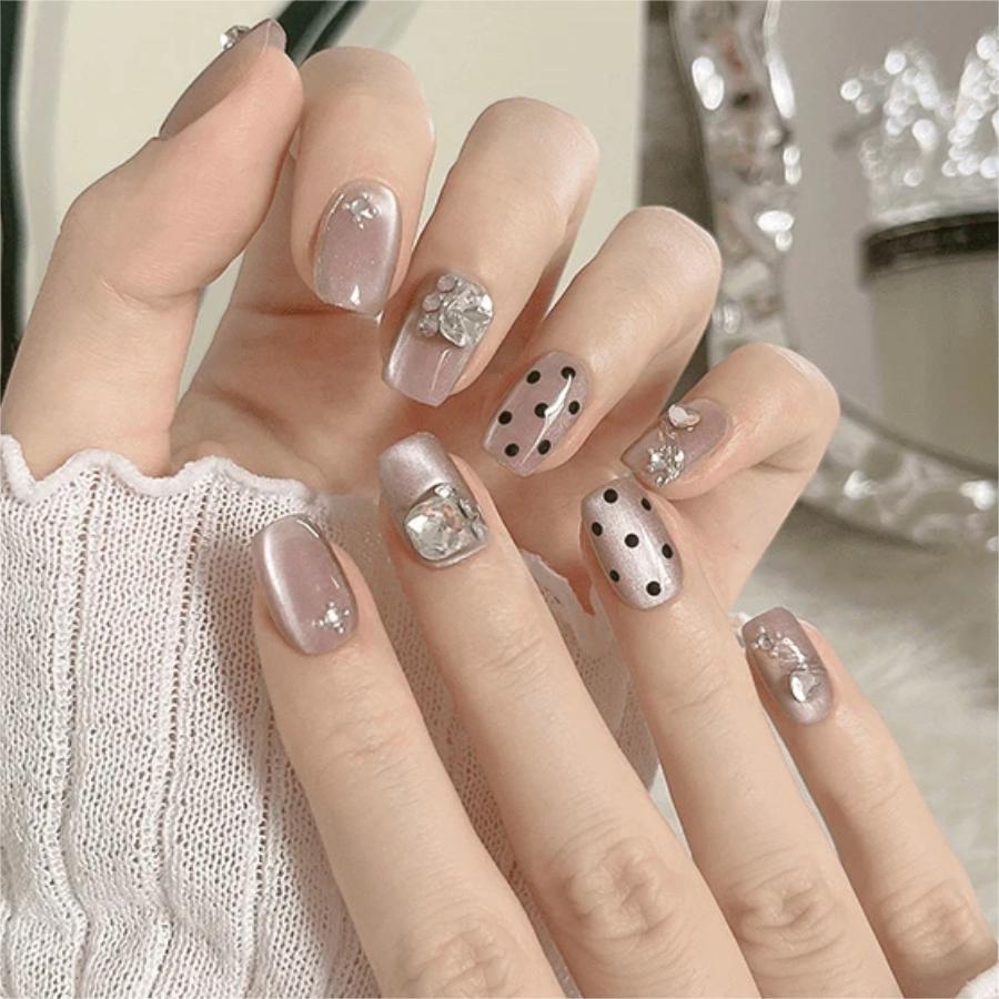 Kunstnagelset mit eleganten 3D-Dekoren Brehn
