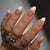 Kunstnagelset mit zarten Blütenverzierungen und durchscheinendem Finish Brehn