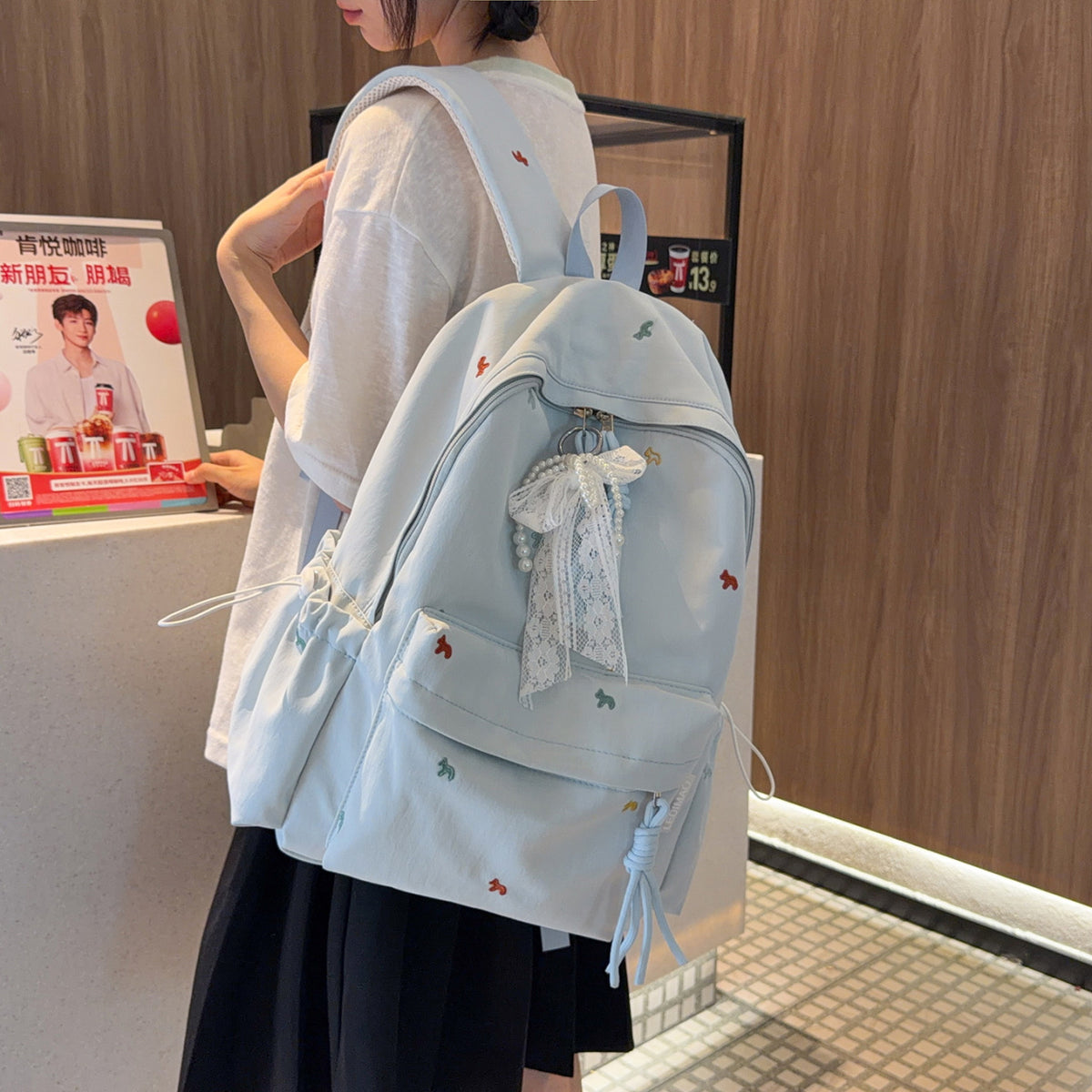 Stylischer backpack mit floralem Schmuck Brehn