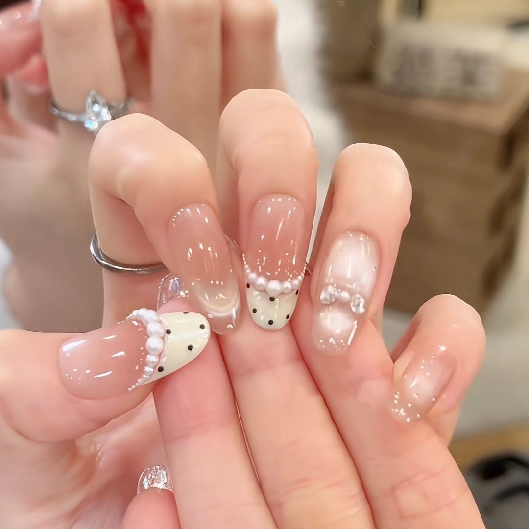 Künstlerische perlenverzierte Press-On-Nagelerweiterungen Brehn