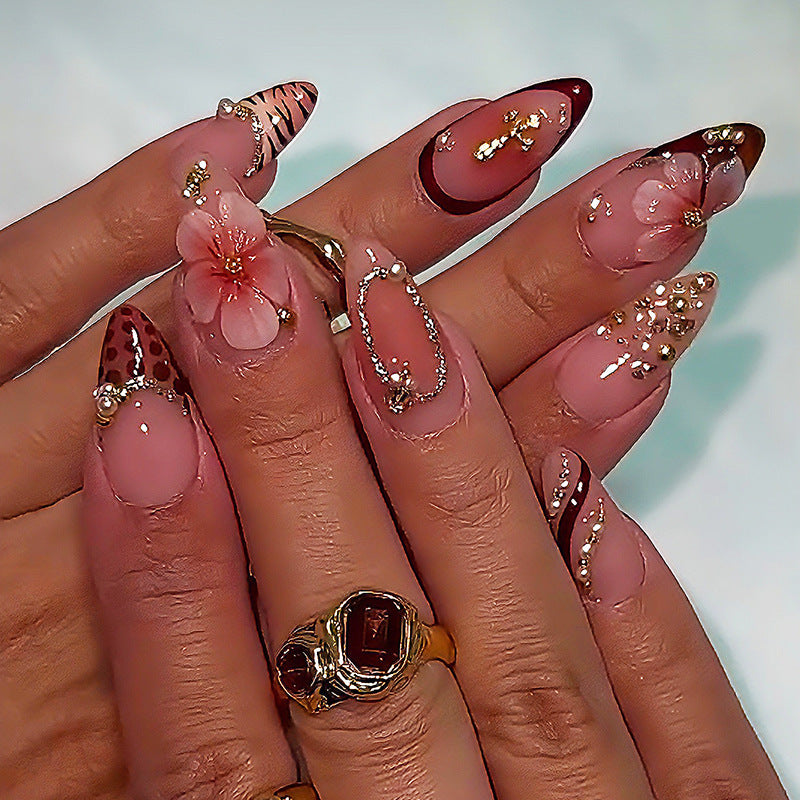 Kreatives Kunstnagelset mit floralen und glamourösen Akzenten Brehn