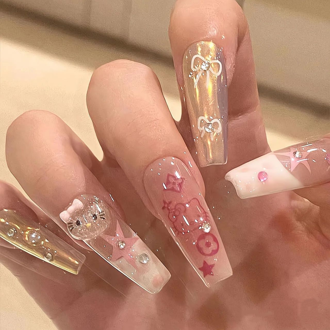 Künstlerisches Press-On-Nagel-Set mit Schleife und Edelstein-Detail Brehn