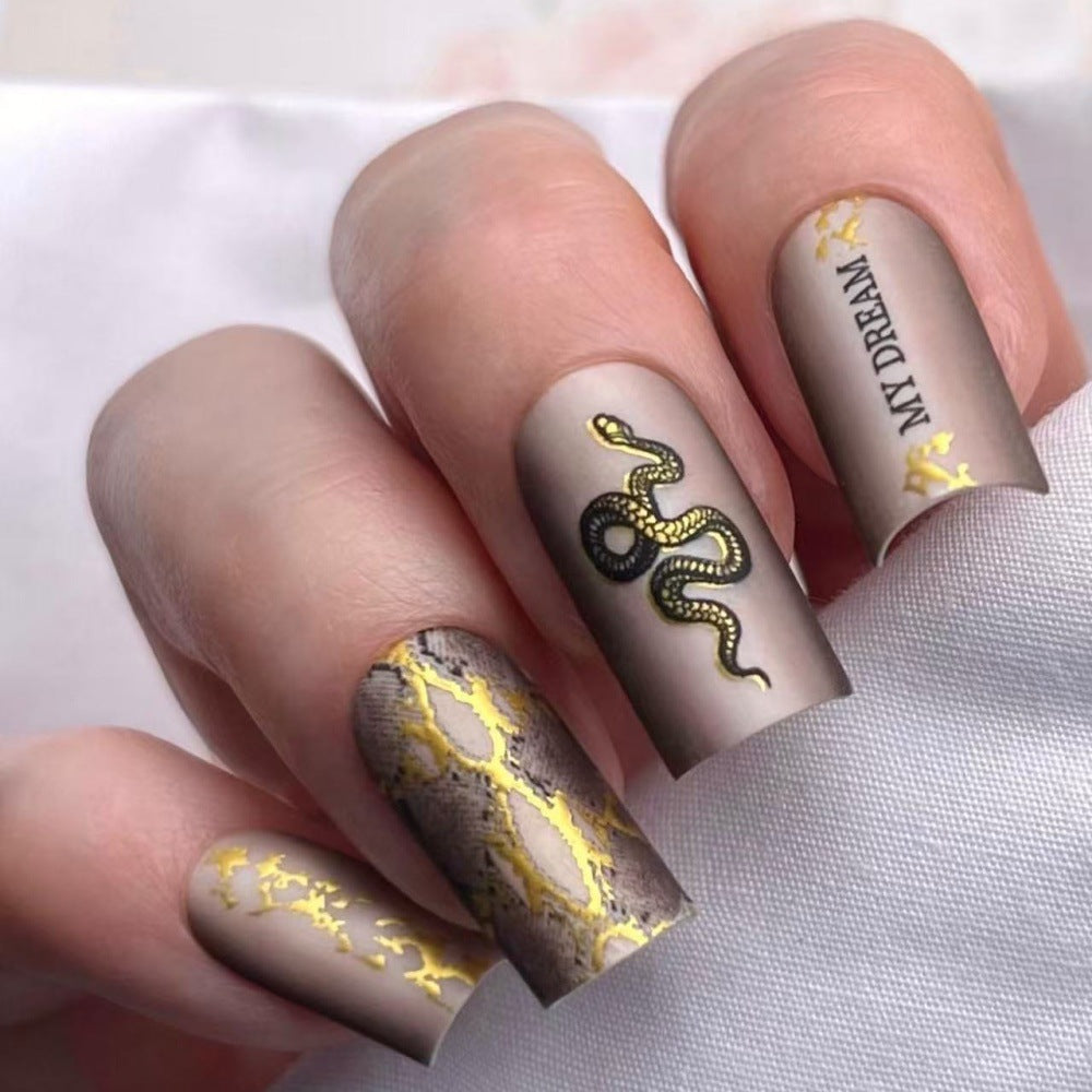 Kreative Kunstnägel mit Schlangendesign Brehn