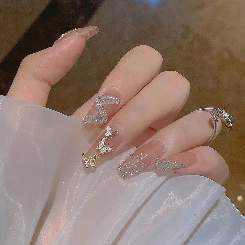 Glamouröse Kunstfingernägel mit Herz-Design und Glitzernden Akzenten Brehn