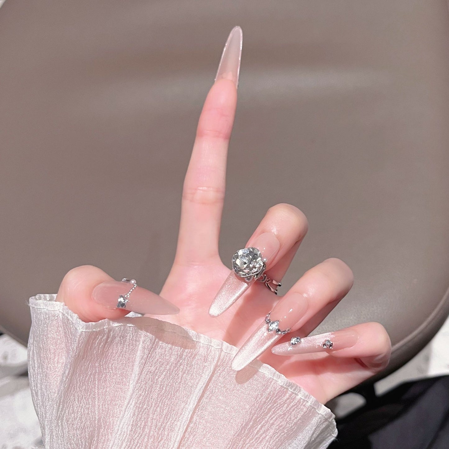 Luxuriöse glitzernde Stiletto-Nagelverlängerungen Brehn