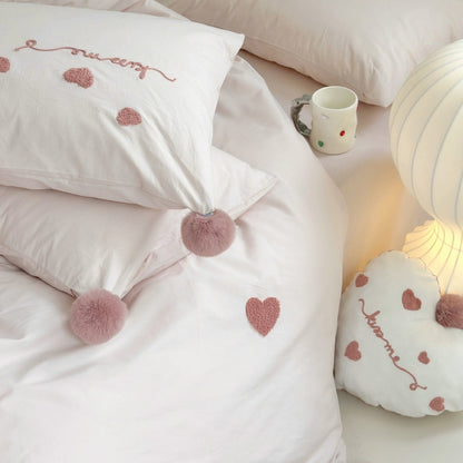 Dekoratives Bettwäsche-Set aus Baumwollsatin mit gestickten Herz-Applikationen und Pompon-Ecken