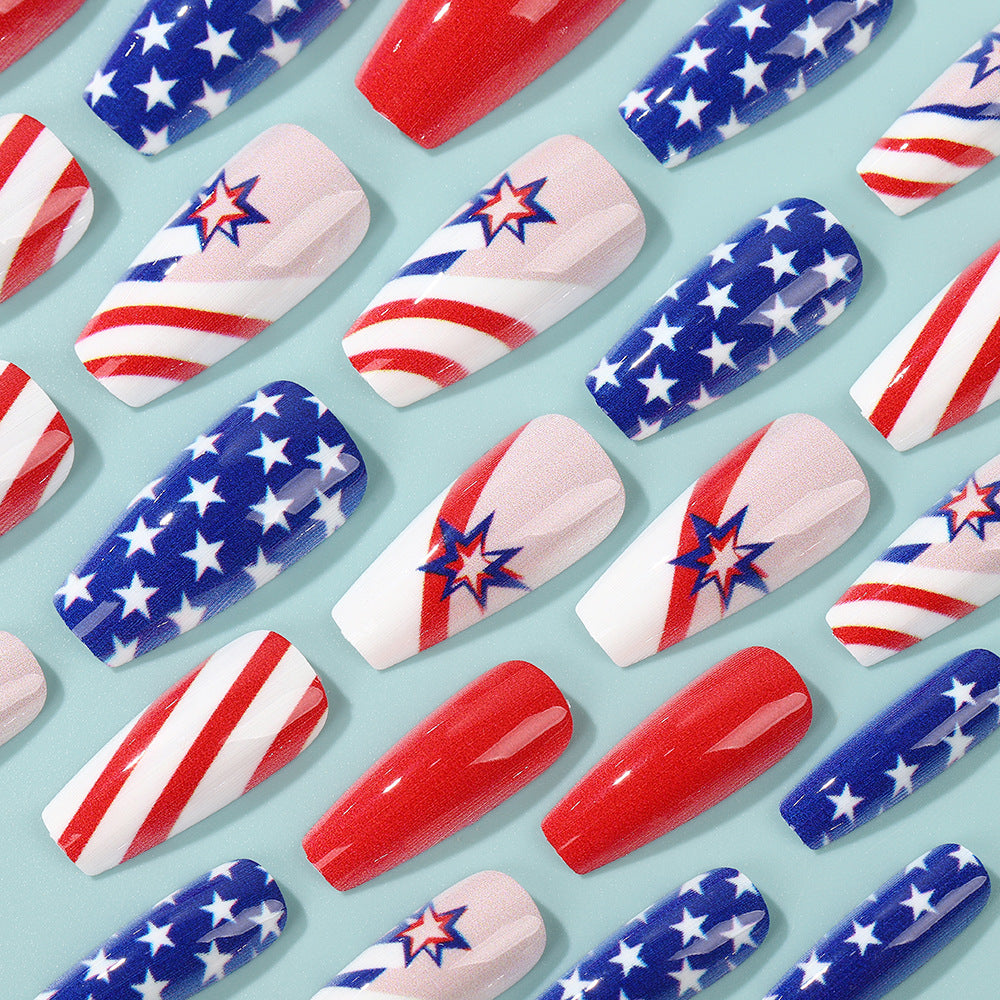 Kunstvolle Nagelspitzen im patriotischen Design Brehn