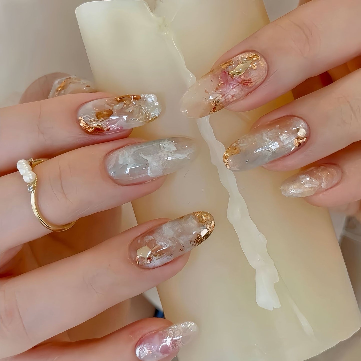 Kunstnägel mit Glamouriösen Metallic-Details und Funkelndem Design Brehn