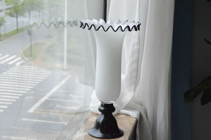 Mouthblown gerippte Podest Kunstglas Trompetenvase Brehn
