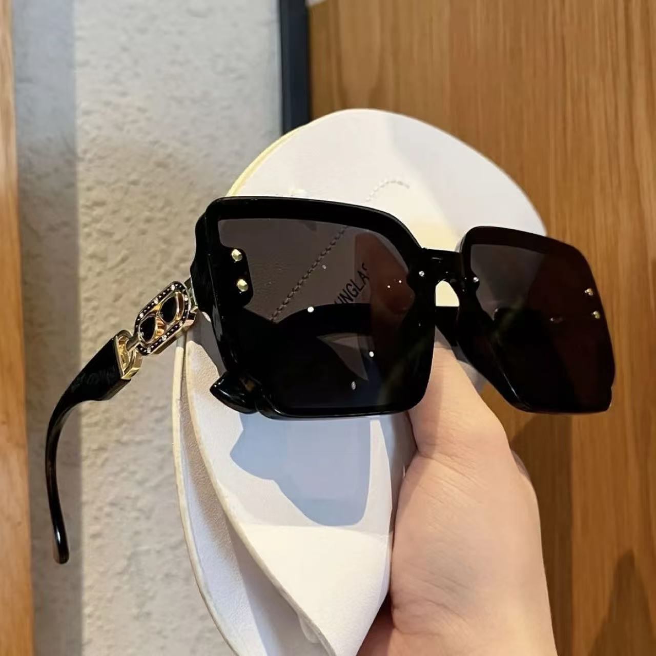 Damen oversized Sonnenbrille mit eleganten goldenen Details Brehn