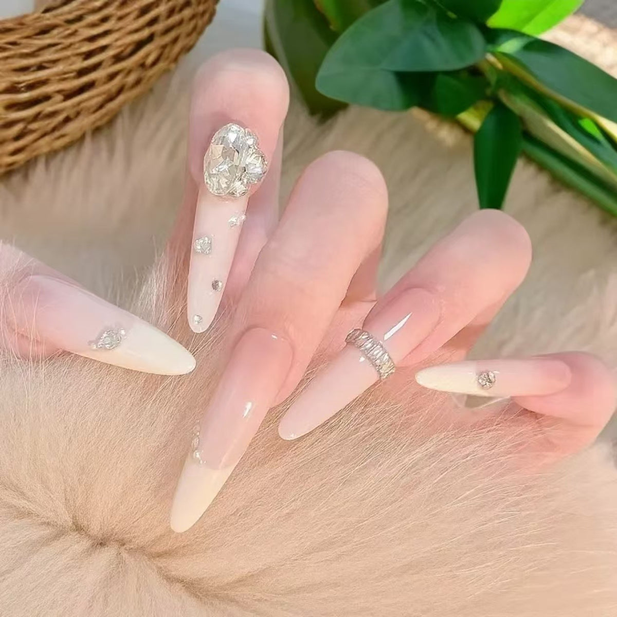 Glamouröse Stiletto-Nagelverlängerungen mit Kristallakzenten