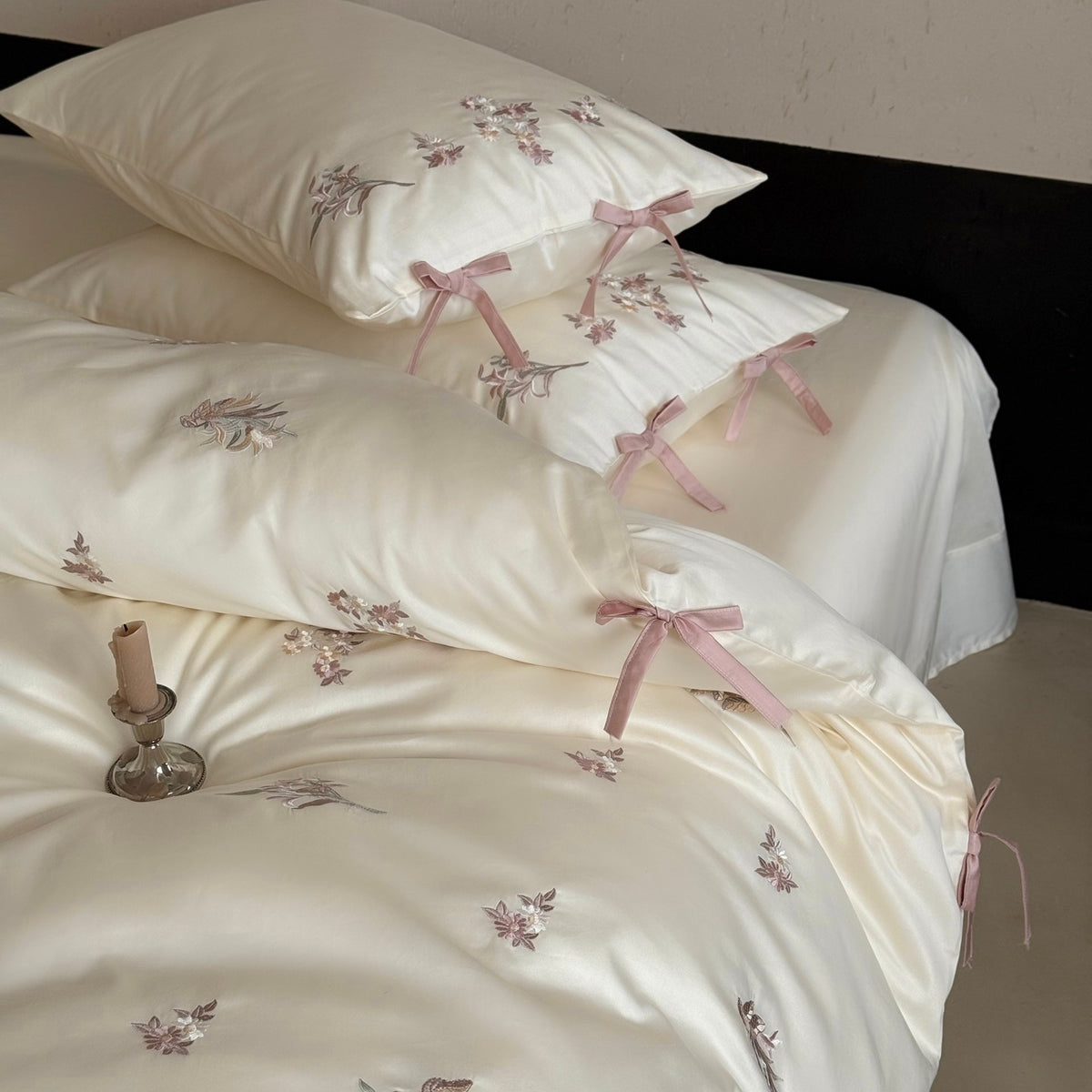 Bestickte botanische Satin-Bettwäsche mit Samtband-Verschlüssen