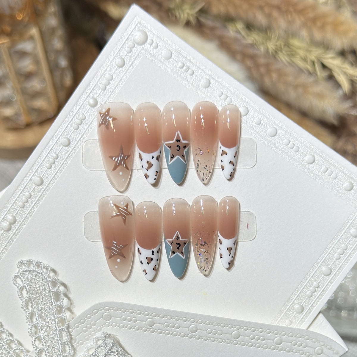 Elegantes Stiletto Press-On Nagelset mit künstlerischen Akzenten Brehn