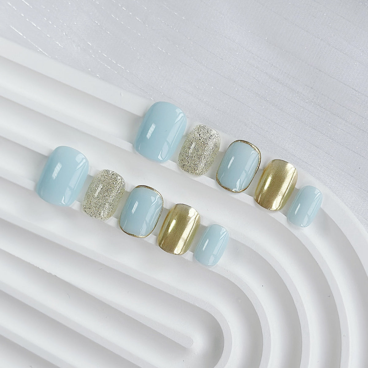 Künstlerisches Press-On-Nagelset mit Glitzer und metallischen Akzenten
