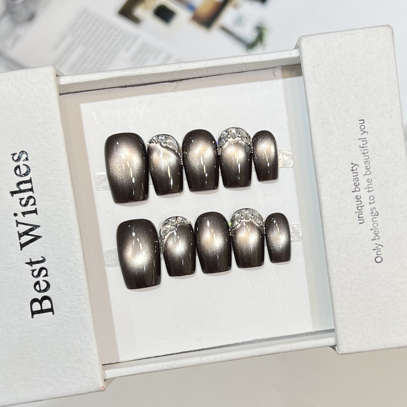 Elegantes Press-On-Nagelkunst-Set mit Strass-Akzenten Brehn