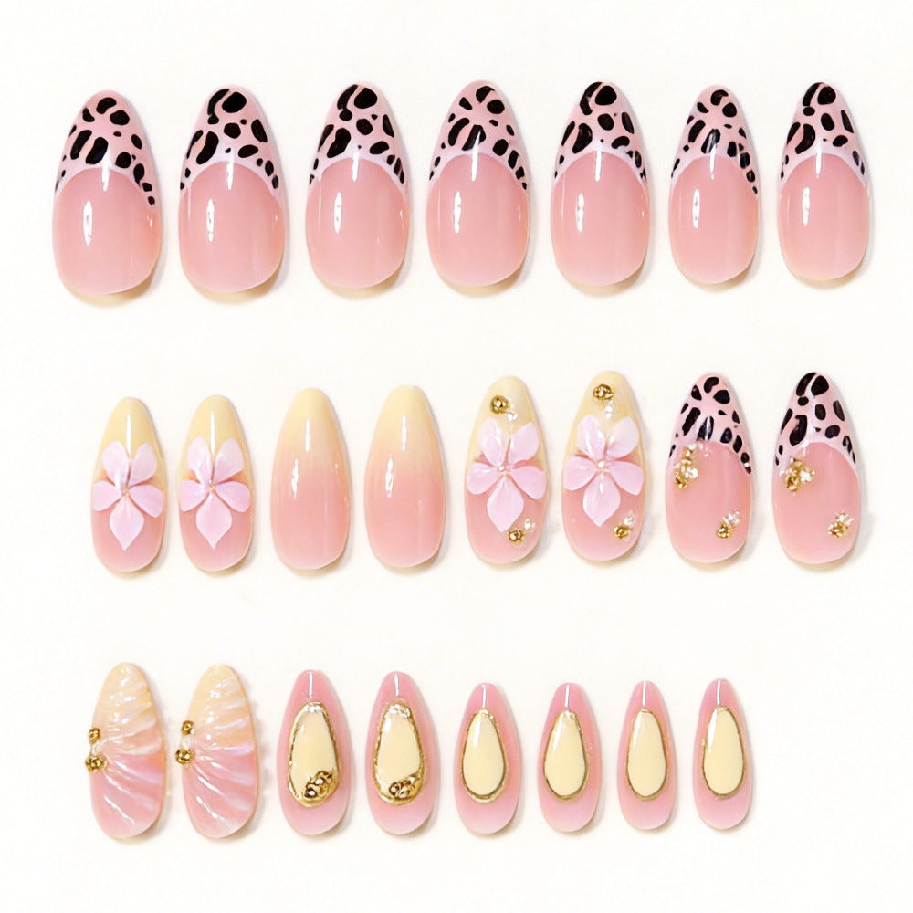 Dekorative Stiletto Nagelkunst Tipps mit floralen Akzenten Brehn