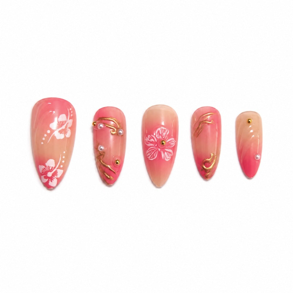 Kunstnägel mit Floralen Verzierungen und Goldakzenten Brehn