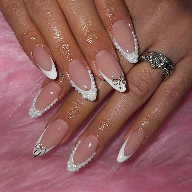 Glamouröse Kunstnagel Set mit eleganten Schleifen und Glitzerakzenten Brehn