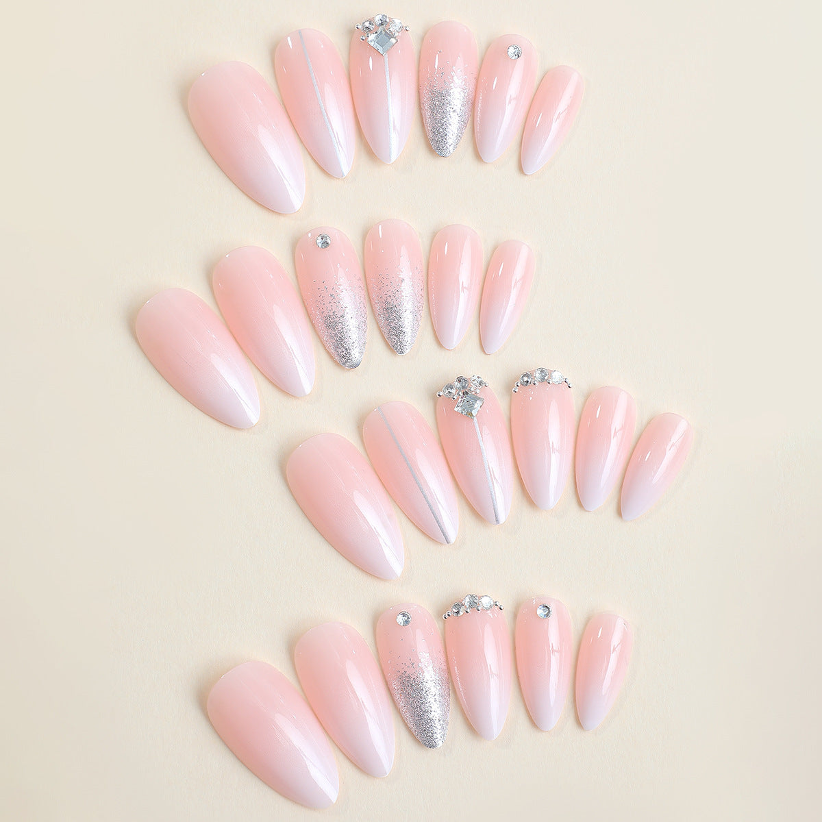 Kunstnagelset mit eleganten Glitzerakzenten Brehn