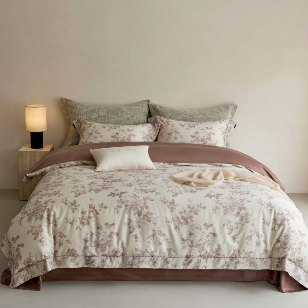 Wendbare Baumwollsatin Blumenbettwäsche mit besticktem Saum und Kopfkissenbezügen