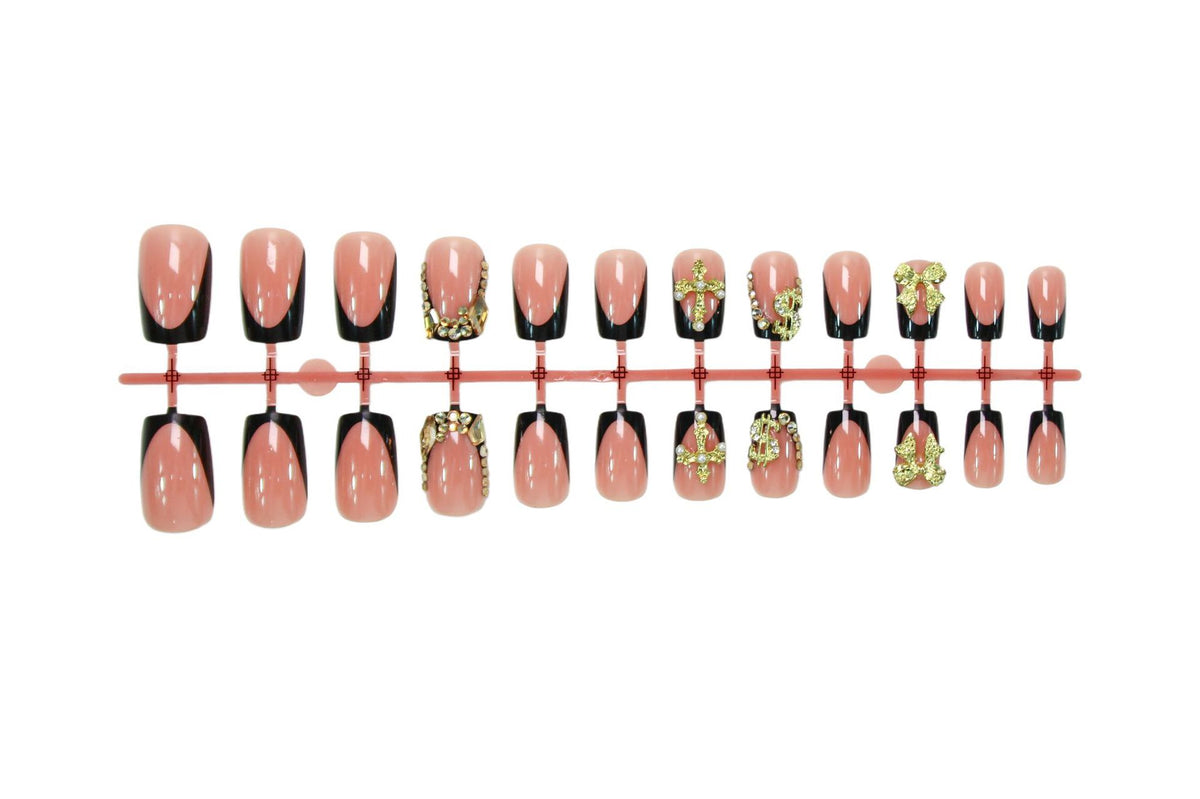 Kunstnägel mit eleganten Goldverzierungen und stilvollem Schwarz Brehn