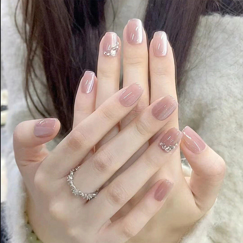 Glitzernde Kunstnagelspitzen mit eleganten Details Brehn