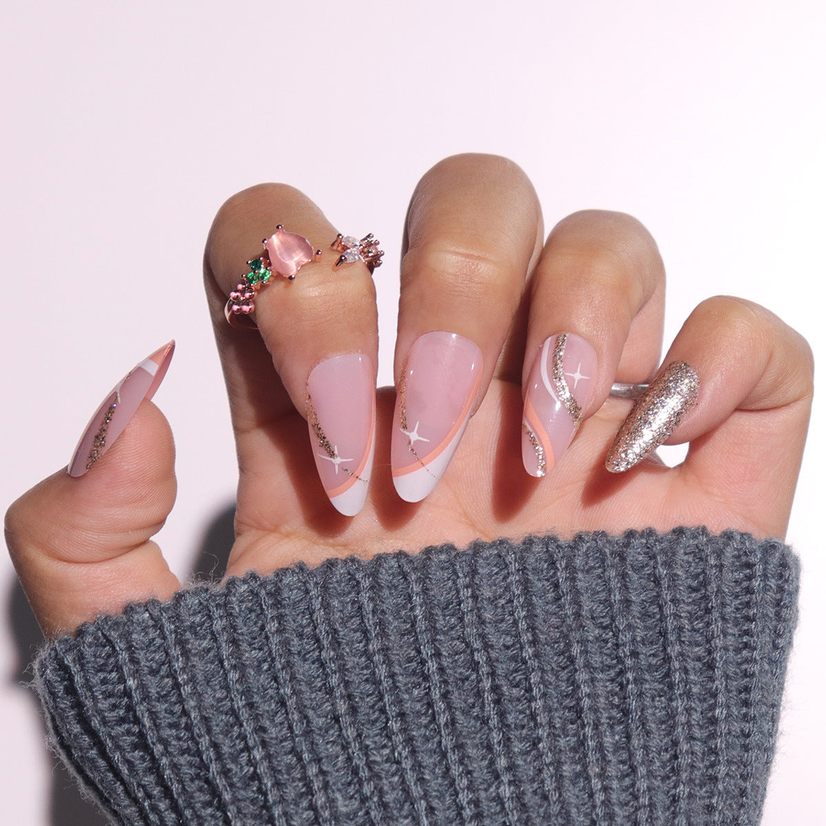 Elegante Stiletto Press-On Nägel mit Glitter und künstlerischem Design Brehn